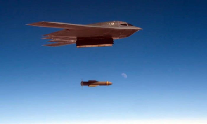 지하 200m까지 뚫는 벙커버스터 투하 장면도 공개 - B-2 전략폭격기가 최대 지하 200m의 시설까지 파괴할 수 있는 ‘GBU-57 벙커버스터’를 투하하고 있다. 사진은 미 공군 홍보 영상에 공개된 폭탄 투하 모습.