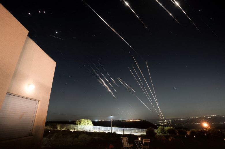 18일(현지시각) 이스라엘이 점령한 골란 고원에서 이란이 발사한 미사일이 요격되고 있다./로이터 연합뉴스