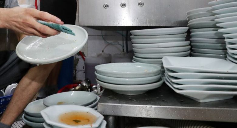 직원이 주방에서 설거지를 하고 있다. 기사와 관련 없음./조선일보 DB