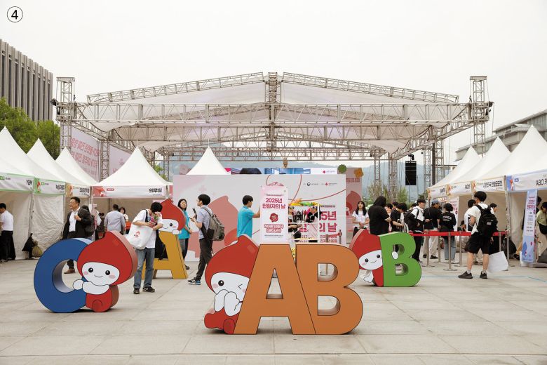 대한적십자사 혈액관리본부에서는 다회 헌혈자에 대한 감사와 명예를 드높이기 위해 헌혈 유공패(①)와 블러도너 컬렉션 12종(②)을 수여하고 있다. 지난해부터는 헌혈자의 자긍심을 높이고 헌혈자가 존경받는 사회적 분위기 조성을 위해 대한적십자사·보건복지부 공동으로 ‘헌혈유공자의 집 명패(③)’도 수여하기 시작했다. ④지난 13일부터 15일까지 서울 광화문 광장에서 열린 ‘2025 세계 헌혈자의 날’ 기념행사는 헌혈이 한국 사회에 어떻게 자리 잡아 왔는지 되돌아보는 자리였다.