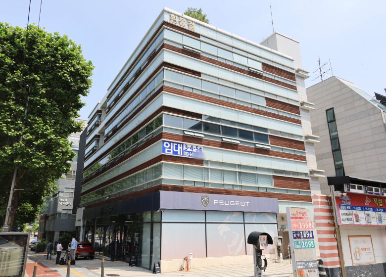 ‘순직 해병 사건 수사 외압’ 의혹을 수사하는 이명현 특별검사가 특검 사무실로 사용할 것으로 알려진 서울 서초동 흰물결빌딩의 모습. /연합뉴스