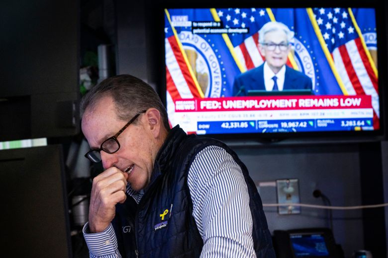 18일 제롬 파월 연방준비제도 의장이 기자회견을 갖는 가운데 뉴욕 주식 시장에서 트레이더가 업무를 보고 있다./EPA 연합뉴스