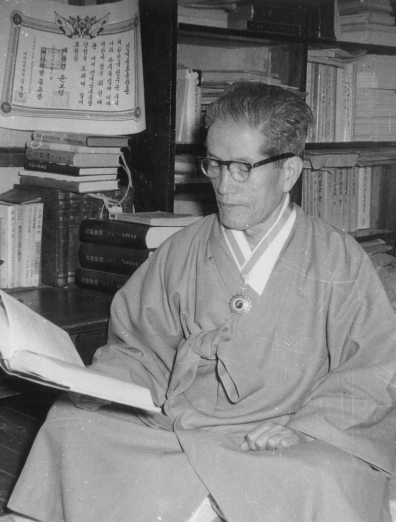 서재에서 책을 읽는 외솔 최현배./윤동주기념관