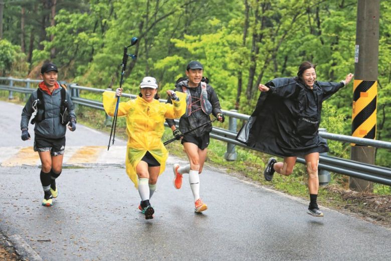 옥스팜코리아 - '2025 옥스팜 트레일워커' 참가팀이 대회 중에 파이팅을 외치고 있다. /옥스팜코리아 제공
