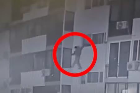 지난달 27일 자정쯤 안동의 한 아파트에 괴한이 침입하고 있다. 3층에서 4층 사이 복도 창문을 통해 피해자가 사는 집으로 침입하기까지 시간은 단 15초였다. /독자 제공