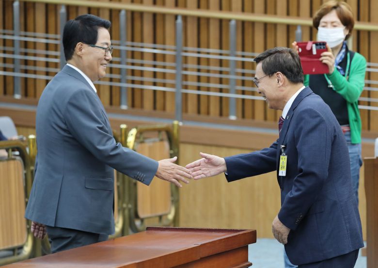 이종석(오른쪽) 국가정보원장 후보자가 19일 오전 서울 여의도 국회에서 열린 인사청문회에 앞서 더불어민주당 박지원 의원과 인사하고 있다./남강호 기자