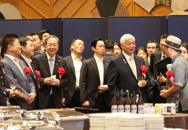 주일 한국대사관이 19일 뉴오타니호텔 도쿄에서 개최한 한일 국교 정상화 60주년 기념 리셉션에 참가한 가토 가쓰노부 재무상, 나카타니 겐 방위상이 웃으며 대화하고 있다./연합뉴스