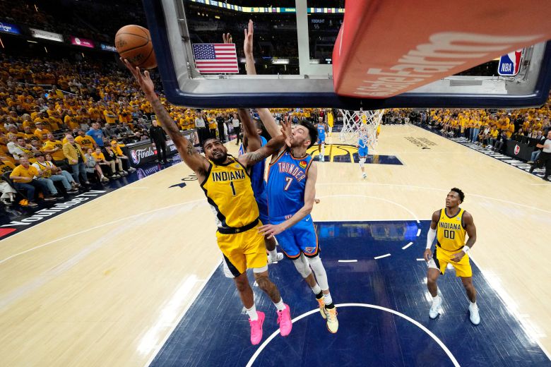 인디애나의 오비 토핀(1번)이 20일 열린 NBA 챔피언결정 홈 6차전에서 오클라호마시티 썬더의 쳇 홈그렌을 상대로 골밑 슛을 시도하고 있다. 토핀은 이날 20점으로 활약했다. /Kyle Terada-Imagn Images 연합뉴스