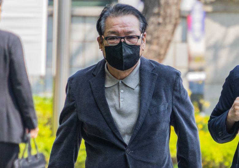 억대 불법 정치자금 수수 혐의로 불구속 기소된 무속인 '건진법사' 전성배씨가 지난 5월 12일 서울 양천구 서울남부지방법원에서 열린 두 번째 공판에 출석하고 있다./공동취재단