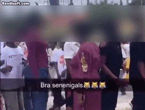 나이지리아의 한 대학에서 교직원들이 여학생들의 속옷 착용 여부를 확인하는 모습./페이스북