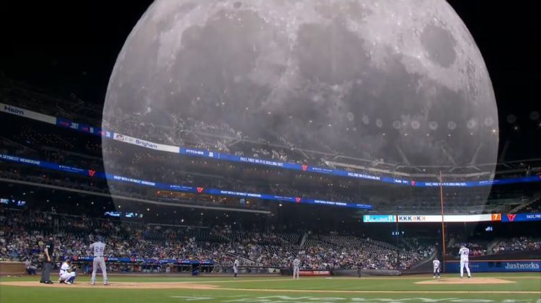 뉴욕 지역 방송국 SNY가 경기 날 밤에 뜬 달을 중계 화면에 겹쳐서 영상미를 더했다/SNY 중계영상