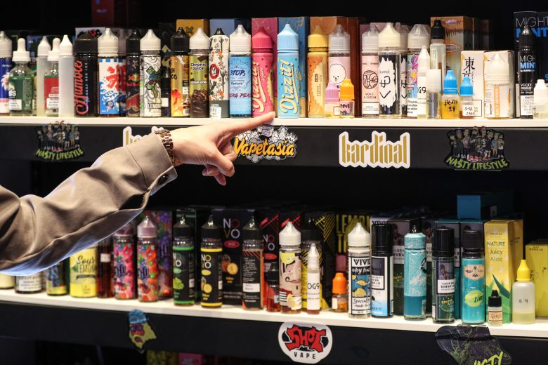 서울의 한 전자담배 매장에 전자담배 액상이 진열돼 있다. /뉴스1