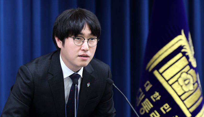 하정우 AI미래기획수석이 19일 서울 용산구 대통령실 청사에서 이공계특별법 관련 브리핑을 하고 있다.  /뉴스1