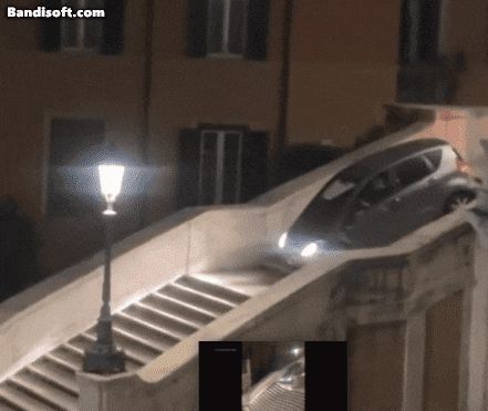 이탈리아 로마 스페인 계단에 차로 진입한 노인./ AP통신