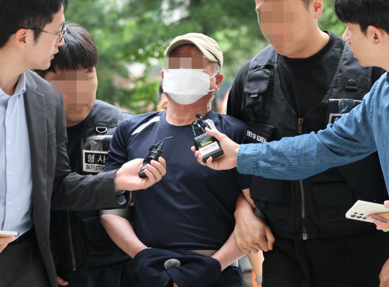 법원의 접근금지 명령이 종료된 지 일주일 만에 아내를 찾아가 흉기로 살해한 60대 남성이 21일 오후 구속심사를 받기 위해 법원에 출석하고 있다. /연합뉴스