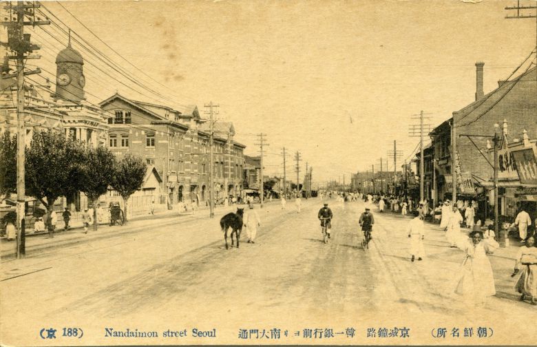 1901년 종로에 들어선 한성전기회사 사옥(왼쪽)엔 시계탑이 설치됐다. 3면에 시계가 설치된 이 탑은 거리에 등장한 최초의 시계탑으로 보인다. /서울역사박물관