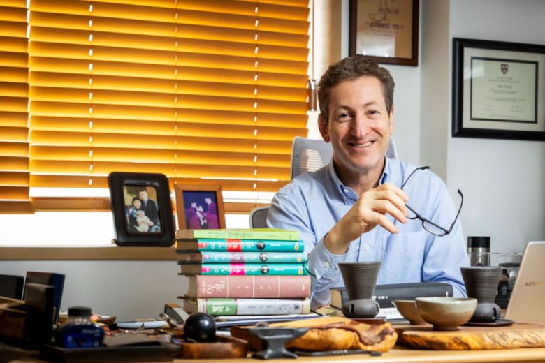 서울 신촌 연세대 연구실에서 만난 존 프랭클 교수. 그의 책상에 이인직 ‘혈의 누’, 이광수 ‘무정’, 이상의 작품집이 올려져 있다. /이신영 영상미디어 기자