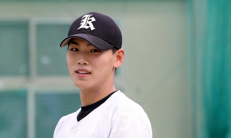 지난 17일 광주광역시 북구 광주제일고 실내 연습장에서 만난 3학년 주장 김성준. 투수와 타자를 겸하는 그는 졸업 후 미국 무대로 직행해 본격적으로 ‘이도류’ 도전에 나선다. /김영근 기자