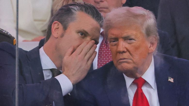 피트 헤그세스 미국 국방장관이 지난 14일 워싱턴 DC에서 열린 군사 퍼레이드 도중 도널드 트럼프 대통령에게 귀엣말을 하고 있다. /로이터 연합뉴스