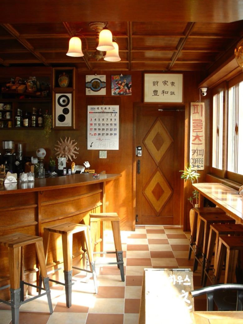 옛 다방 콘셉트의 카페인 피롤츠커피하우스. 작년 말 문을 연 신상 카페이지만 비엔나 커피 같은 메뉴나 내부 인테리어는 오래된 노포와 같다. /피롤츠커피하우스