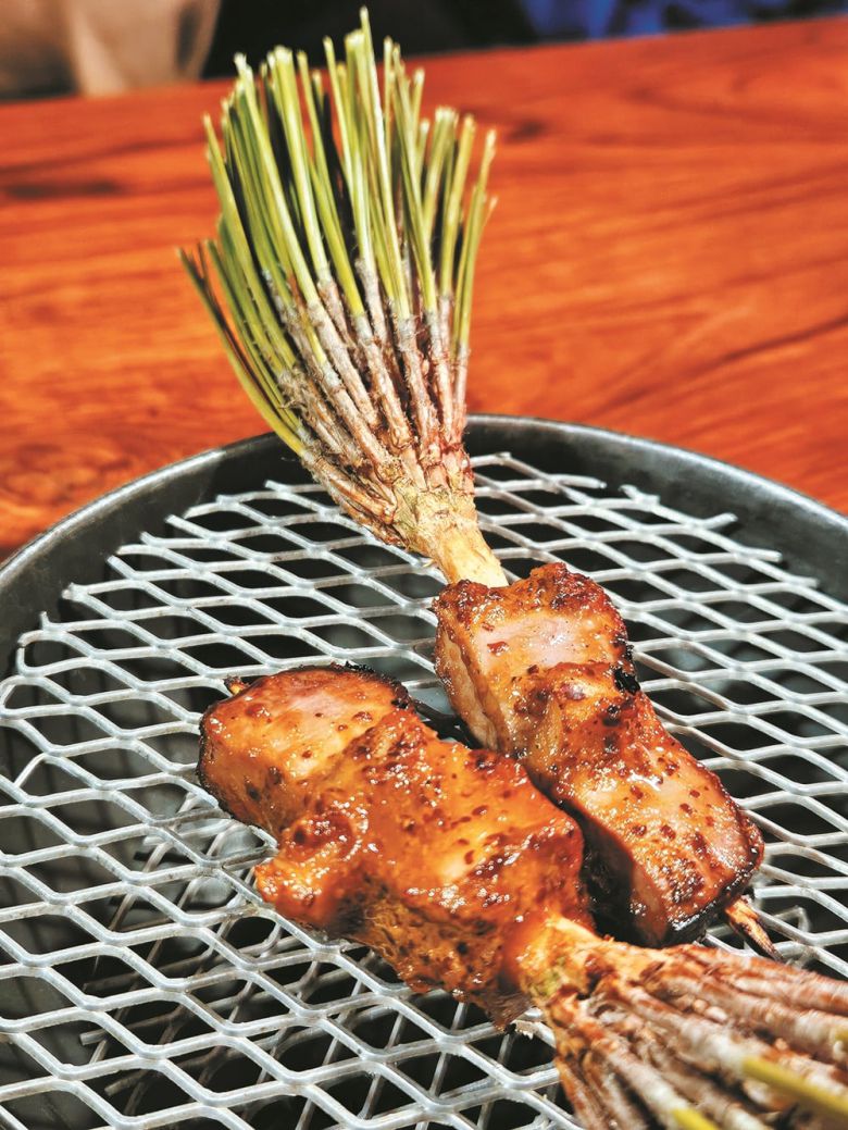 솔가지에 끼워 구운 양 목살. /김성윤 기자