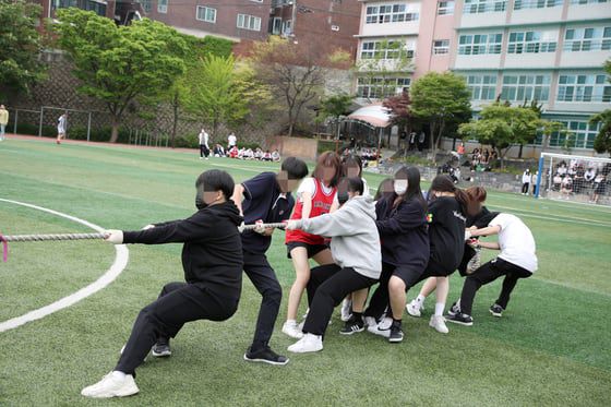 서울 장충고는 95년간 남고의 전통을 깨고 2023년 서울교육청의 지원을 받아 남녀공학으로 전환했다. 현재 여자 재학생의 숫자가 더 많아졌다. 사진은 장충고 학생들이 지난해 운동회에서 줄다리기 하는 모습. /장충고 제공
