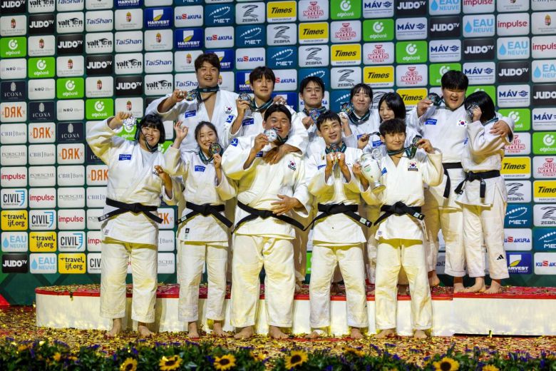 2025 부다페스트 유도 세계선수권 혼성단체전에서 2위를 한 한국 선수들이 시상식에서 기뻐하는 모습. 한국은 처음 이 종목 결승에 올라 역대 최고 성적인 은메달을 땄다. /IJF
