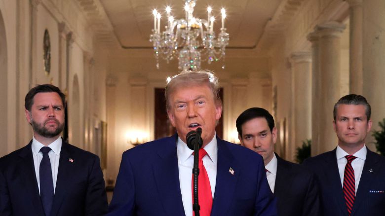 미군이 이란 주요 핵 시설을 공습한 21일 오후 10시 도널드 트럼프 미국 대통령이 워싱턴DC 백악관 이스트룸에서 이와 관련한 발표를 하고 있다. 트럼프는 “이란 핵 능력은 완전히 파괴됐다. 이제 항복하라”고 했다. 트럼프 뒤로는 왼쪽부터 J D 밴스 부통령, 피트 헤그세스 국방 장관, 마코 루비오 국무 장관이 서있다./AFP 연합뉴스