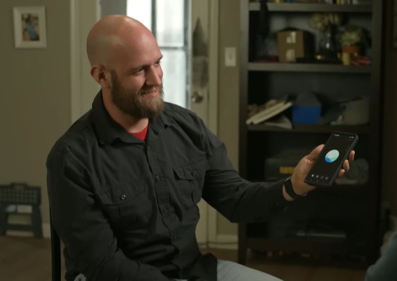 챗지피티(Chat GPT) 음성모드를 사용 중인 크리스 스미스의 모습. /CBS유튜브