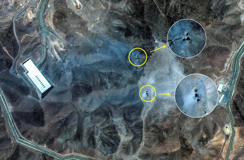 22일 미국의 공습으로 파괴된 이란 포르도 농축시설 위성사진. 산등성이에 벙커버스터가 뚫고 들어간 6개의 구멍이 분화구처럼 선명하다. /AP 연합뉴스