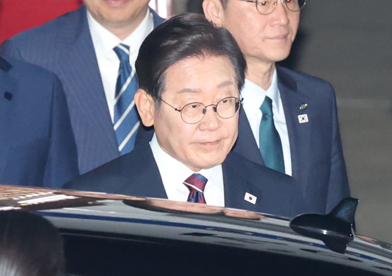 이재명 대통령이 캐나다에서 열린 주요7개국(G7) 정상회의 참석을 마치고 19일 새벽 귀국하고 있다./뉴스1