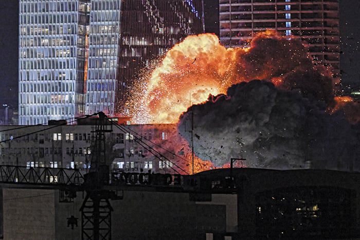 아이언돔 뚫렸다·… 이란 미사일, 텔아비브 직격 - 지난 13일 밤 이스라엘 수도 텔아비브 도심 건물에 이란군이 발사한 미사일이 떨어져 폭발이 일어나고 있다. 이스라엘군이 이란 핵시설을 기습 공격하자 이란이 보복 공습을 나섰다. /AP 연합뉴스