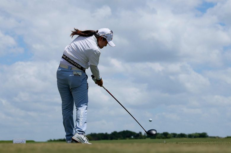 최혜진이 22일 미국 텍사스주 필즈 랜치 이스트에서 열린 LPGA 투어 KPMG 여자 PGA 챔피언십 3라운드에서 10번홀 티샷을 하고 있다./AFP 연합뉴스