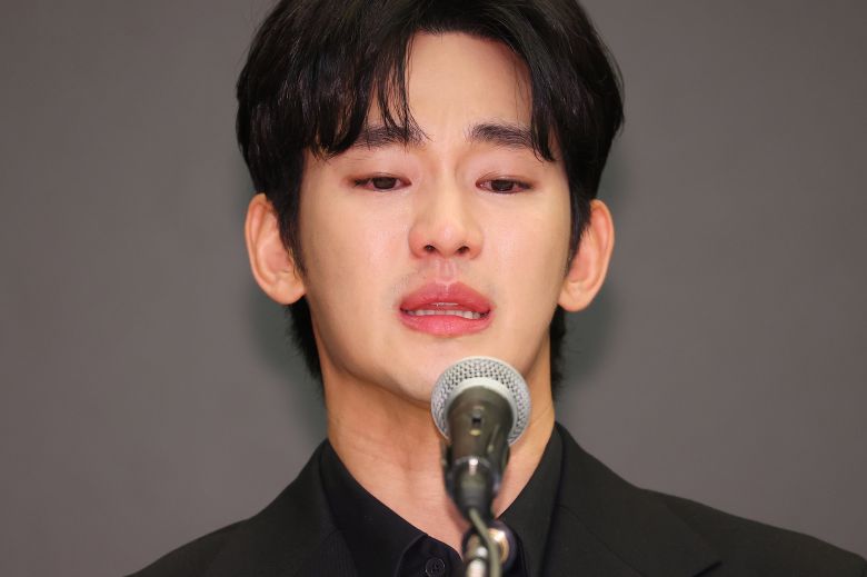 배우 김수현이 지난 3월 31일 오후 서울 마포구 스탠포드 호텔에서 미성년자였던 배우 고(故) 김새론과 교제했다는 의혹과 관련해 입장발표 기자회견을 하고 있다. /연합뉴스