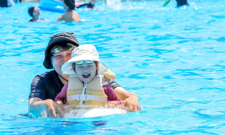 장마가 소강상태에 접어들고 불볕더위가 찾아온 22일 오후 서울 광진구 뚝섬한강공원 야외수영장에서 한 부녀가 물놀이를 하며 즐거운 시간을 보내고 있다. /박성원 기자