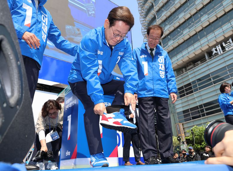 6월 12일 더불어민주당 이재명 대통령 후보가 6·3 대통령선거 공식 선거운동 첫날인 12일 서울 광화문 청계광장에서 열린 출정식에서 운동화를 신고 있다./뉴스1