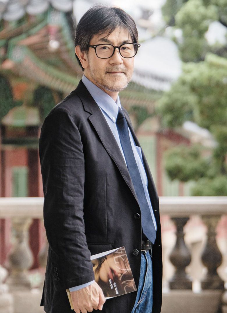 다카노 가즈아키는 "나이가 들어서도 재미를 추구하겠다"며 "독자들이 '이 늙은이는 어쩜 이렇게 바보 같은 이야기를 썼나!'하면서 즐길 수 있는 그런 책을 쓰고자 한다"고 했다. /황금가지