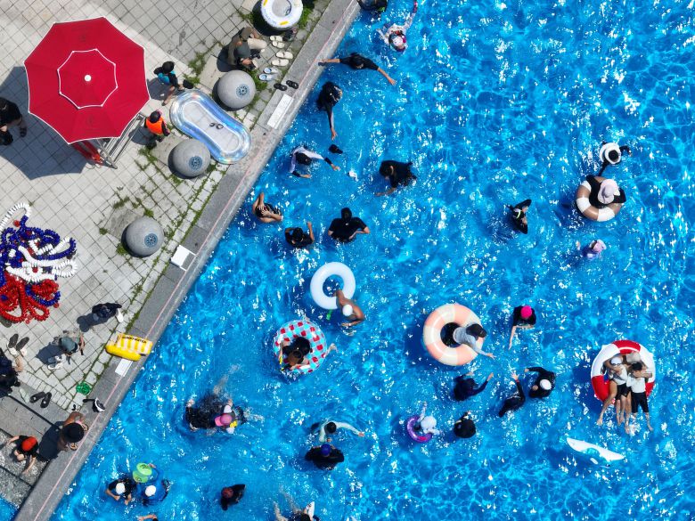 최고기온이 31도까지 오른 지난 22일 오후 서울 광진구 뚝섬한강공원 야외수영장에서 시민들이 물놀이를 하며 즐거운 시간을 보내고 있다. /박성원 기자