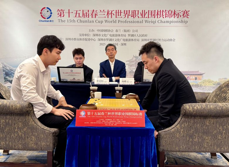 박정환(왼쪽) 9단이 23일 중국 광둥성 선전에서 열린 제15회 춘란배 최종국에서 중국의 양카이원(오른쪽) 9단에게 패해 준우승했다. /한국기원