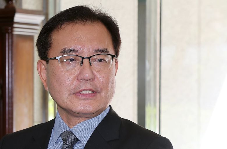 해병대원 순직 사건을 수사하는 이명현 특별검사가 23일 오전 서울 서초구 사무실로 출근하며 취재진의 질문에 답하고 있다. /뉴스1