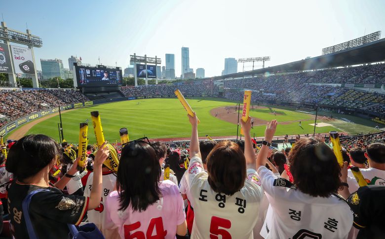 지난 3일 오후 서울 잠실야구장에서 열린 두산과 KIA 경기를 관람하는 여성 팬들이 열띤 응원을 펼치고 있다. KIA 김도영을 응원하는 팬은 구단이 애니메이션 캐릭터 ‘티니핑’과 협업해 만든 유니폼을 입고 있다. 야구장을 찾는 젊은 여성 팬들은 남성 팬이나 다른 세대의 여성 팬보다 유니폼 같은 용품을 적극적으로 사들이는 것으로 나타났다./뉴스1