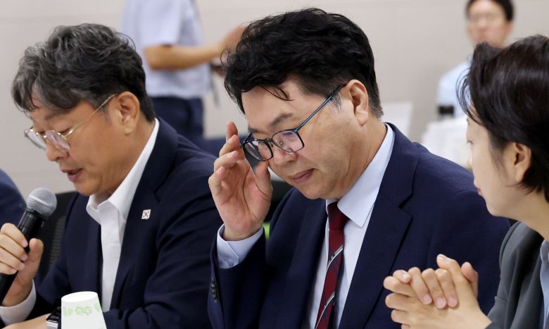 이한주 국정기획위원회 위원장이 19일 오전 세종시 정부세종컨벤션센터에서 열린 국정기획위원회 산업통상자원부 업무보고에 참석하여 제출된 자료를 보고 있다./뉴스1