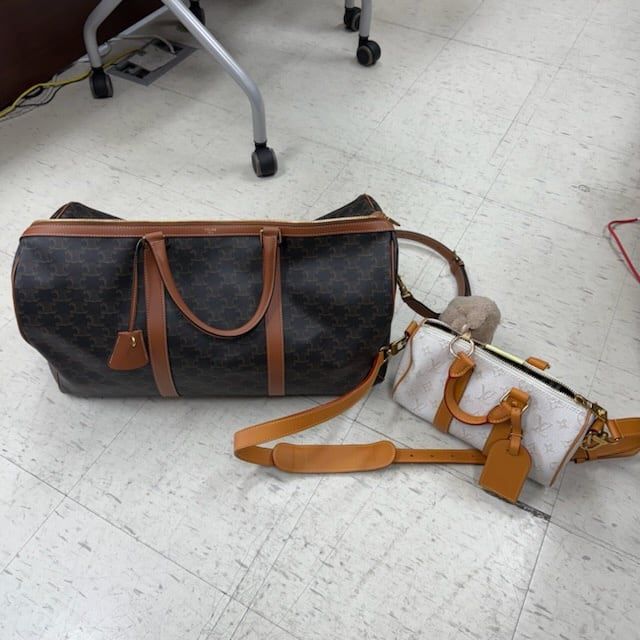 체포 현장에서 압수한 현금과 명품 가방/춘천지검