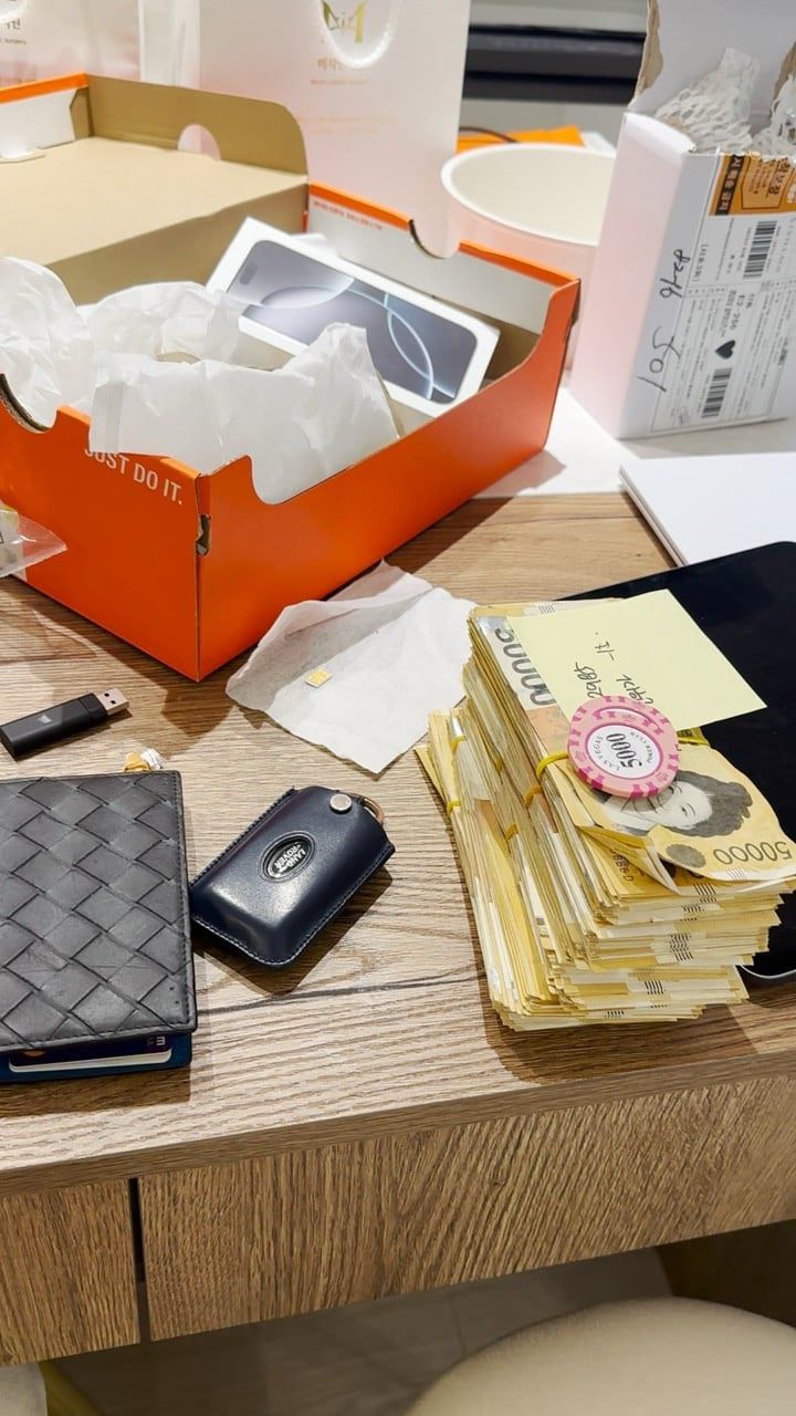 체포 현장에서 압수한 현금과 명품 가방/춘천지검