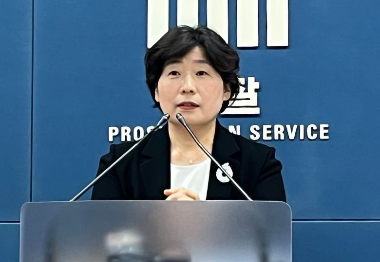 내란 특검 박지영 특검보가 24일 오후 서울 서초구 서울고검 기자실에서 브리핑을 하고 있다./뉴스1