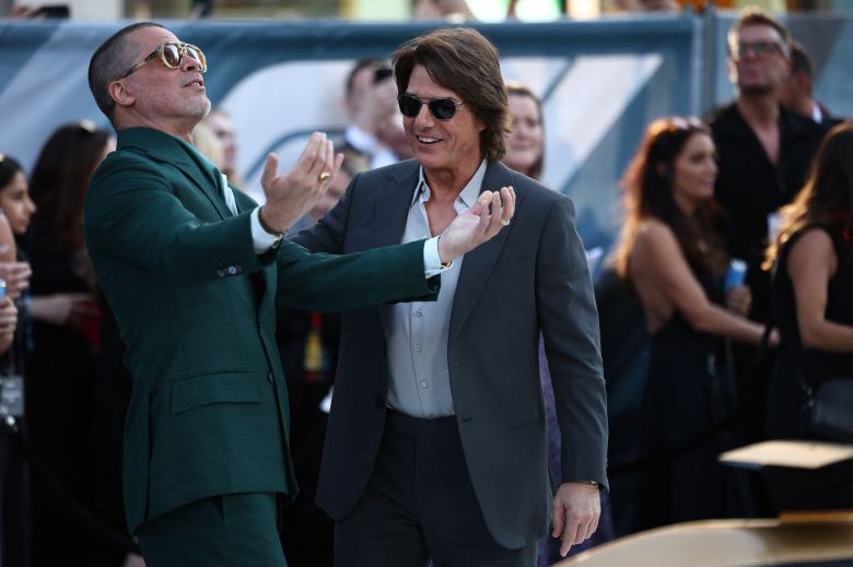 23일 영국 런던 레스터 광장에서 열린 'F1 더무비' 시사회에 참석한 브래드 피트(왼쪽)와 톰 크루즈/AFP연합뉴스