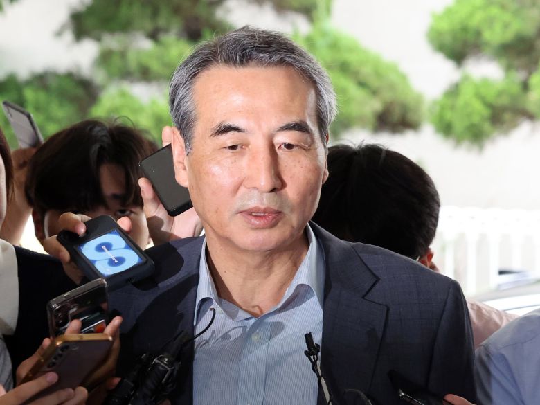 윤석열 전 대통령의 부인 김건희 여사 의혹 관련 사건 수사를 맡은 민중기 특별검사가 24일 오전 서울 서초구 사무실로 들어서며 취재진 질문에 답하고 있다. /뉴스1