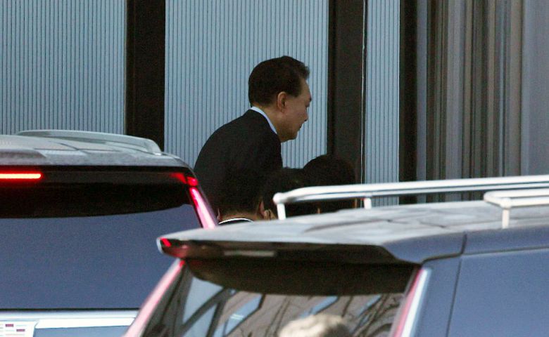 내란 혐의로 체포된 윤석열 대통령이 지난 1월 15일 오전 경기 과천 고위공직자범죄수사처(공수처)에 도착해 조사실로 향하고 있는 모습./뉴스1