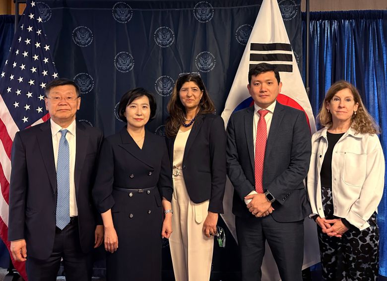 지난 4월 미국 워싱턴 D.C에서 열린 제4차 한미 민간우주대화 당시의 사진. 왼쪽부터 존 리 우주항공청 본부장, 한민영 외교부 기후환경과학외교국장, 라히마 칸다하리 국무부 부차관보, 케빈 킴 동아태부차관보, 캐런 펠드스타인 NASA 국제협력국장.한민영 국장은 우주 분야를 비롯해 AI, 퀀텀 컴퓨팅 등 첨단 기술 산업 관련 외교 업무도 담당하고 있다. 그는 25일에는 방한 중인 미국 국무부 핵심·신흥기술특사실 기술정책과장과 서울 외교부 청사에서 회의를 가졌다. /우주항공청