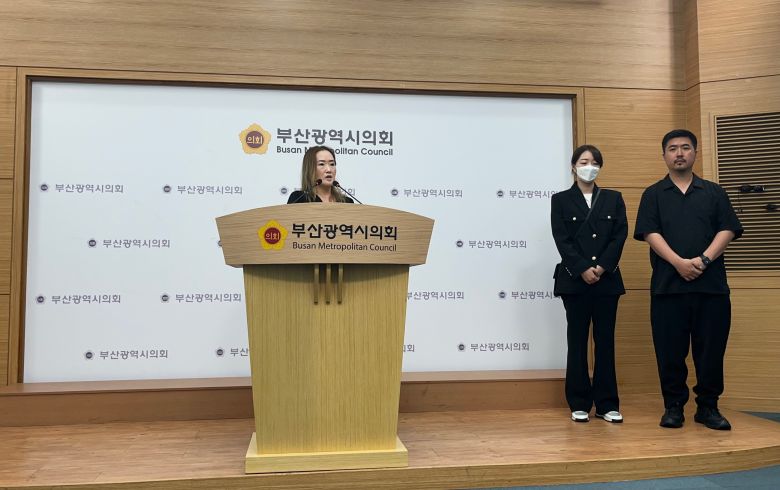 부산의 한 예술고 학생 3명이 숨진 사고와 관련해 해당 학교 학부모회 부회장과 숨진 학생들의 학원 강사가 23일 부산시의회에서 기자회견을 하고 있다. /뉴스1